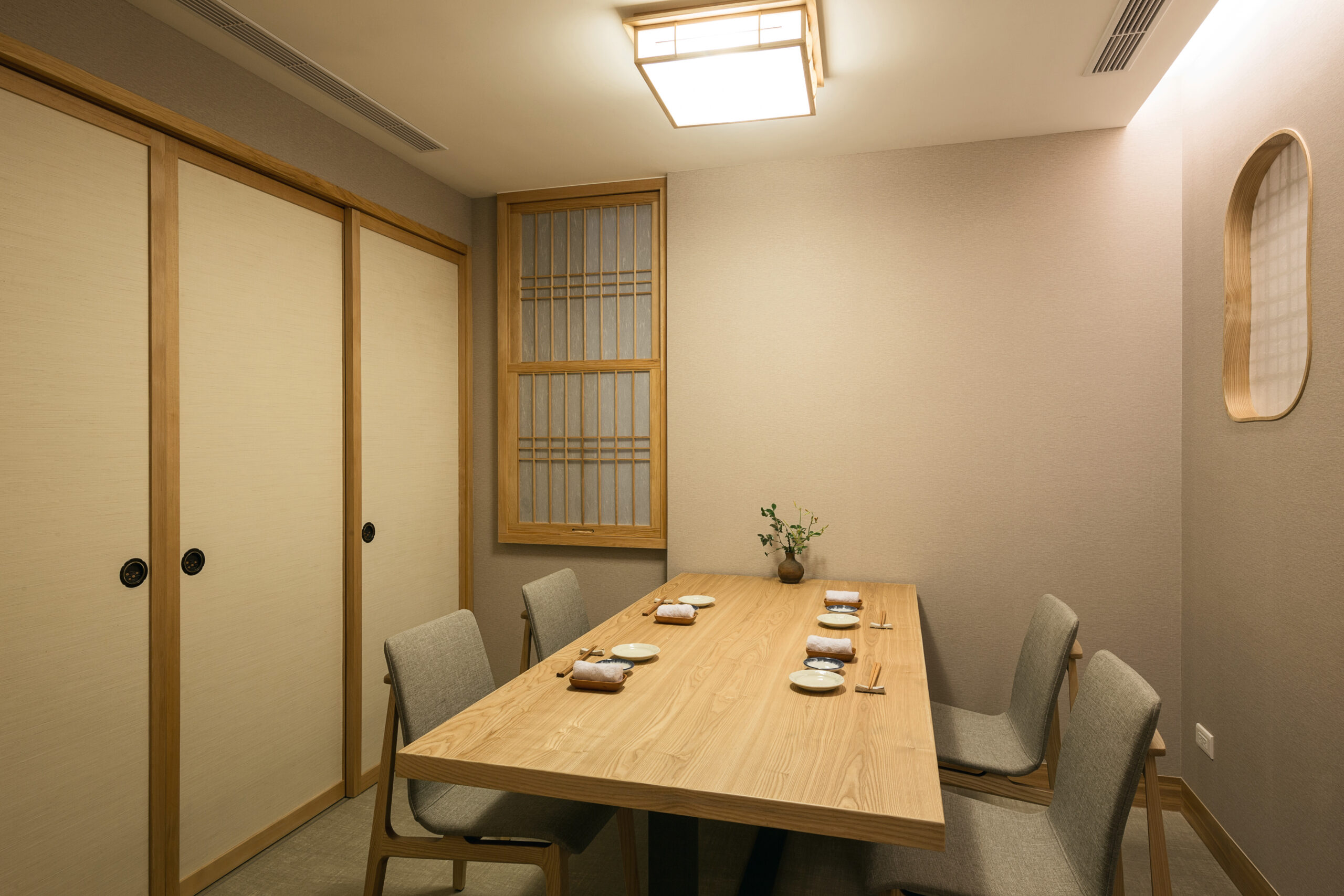 台湾の鮨店(寿司店)の内装施工事例