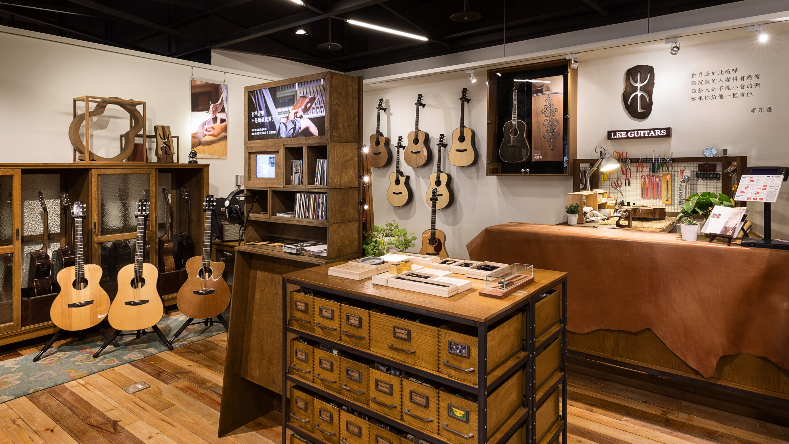 楽器店の壁面ギターディスプレイ内装