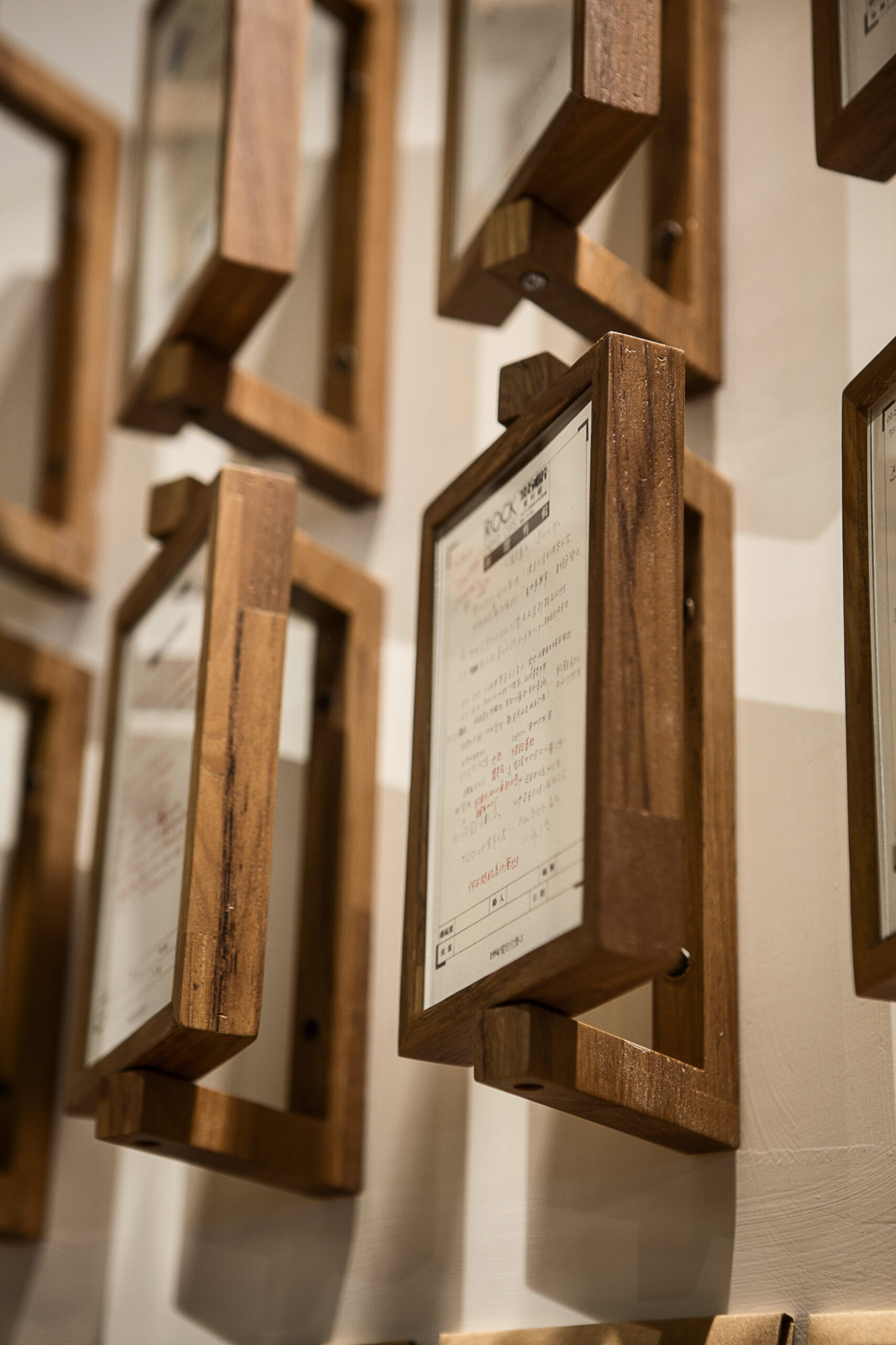 木質素材を使ったギターショップ店舗内装