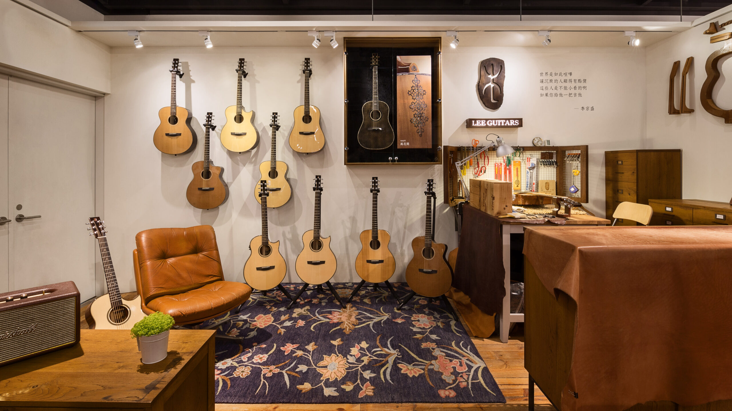 楽器店の壁面ギターディスプレイ内装