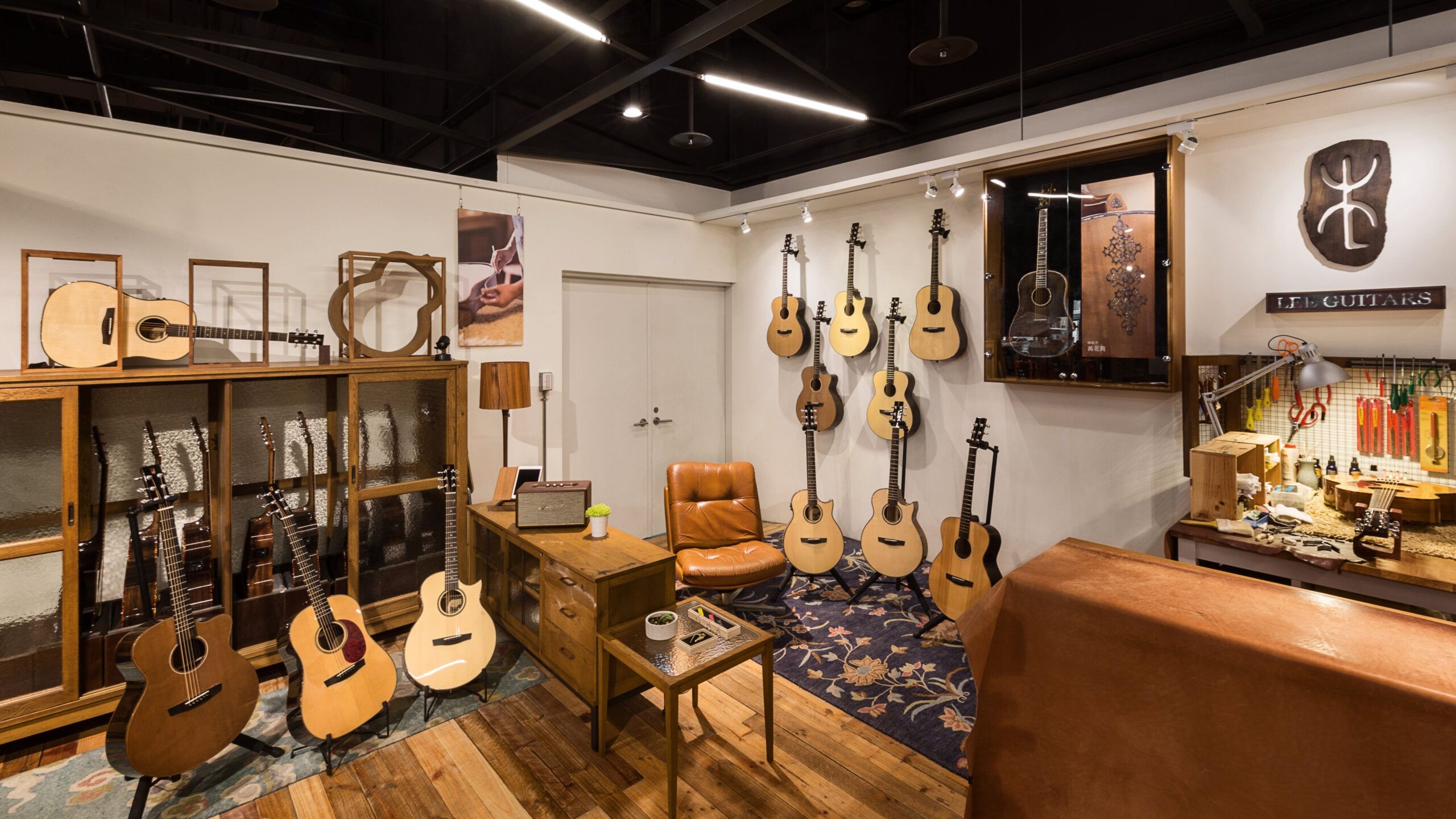 楽器店の壁面ギターディスプレイ内装