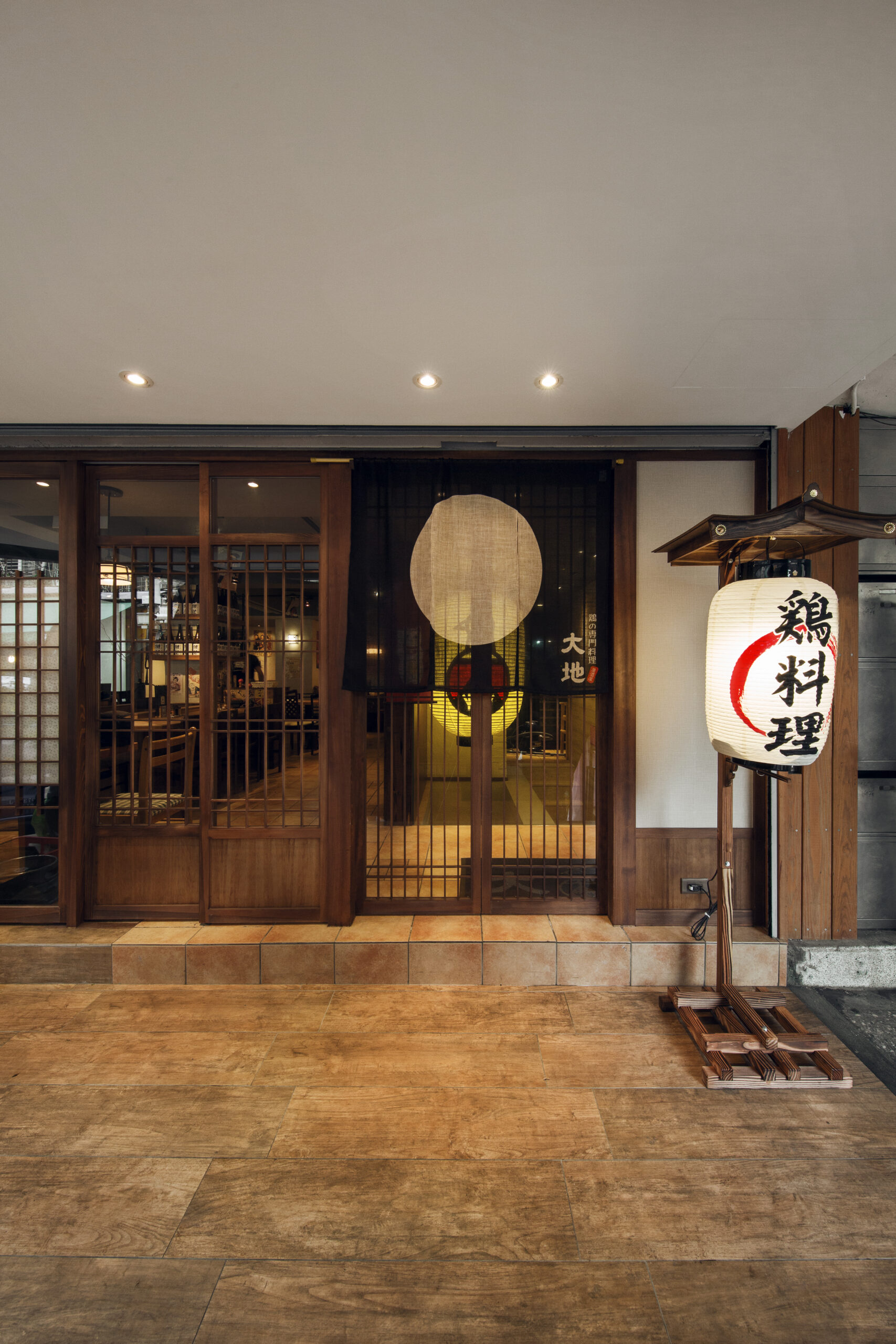 居酒屋の外観と入口サイン|台湾の内装施工事例