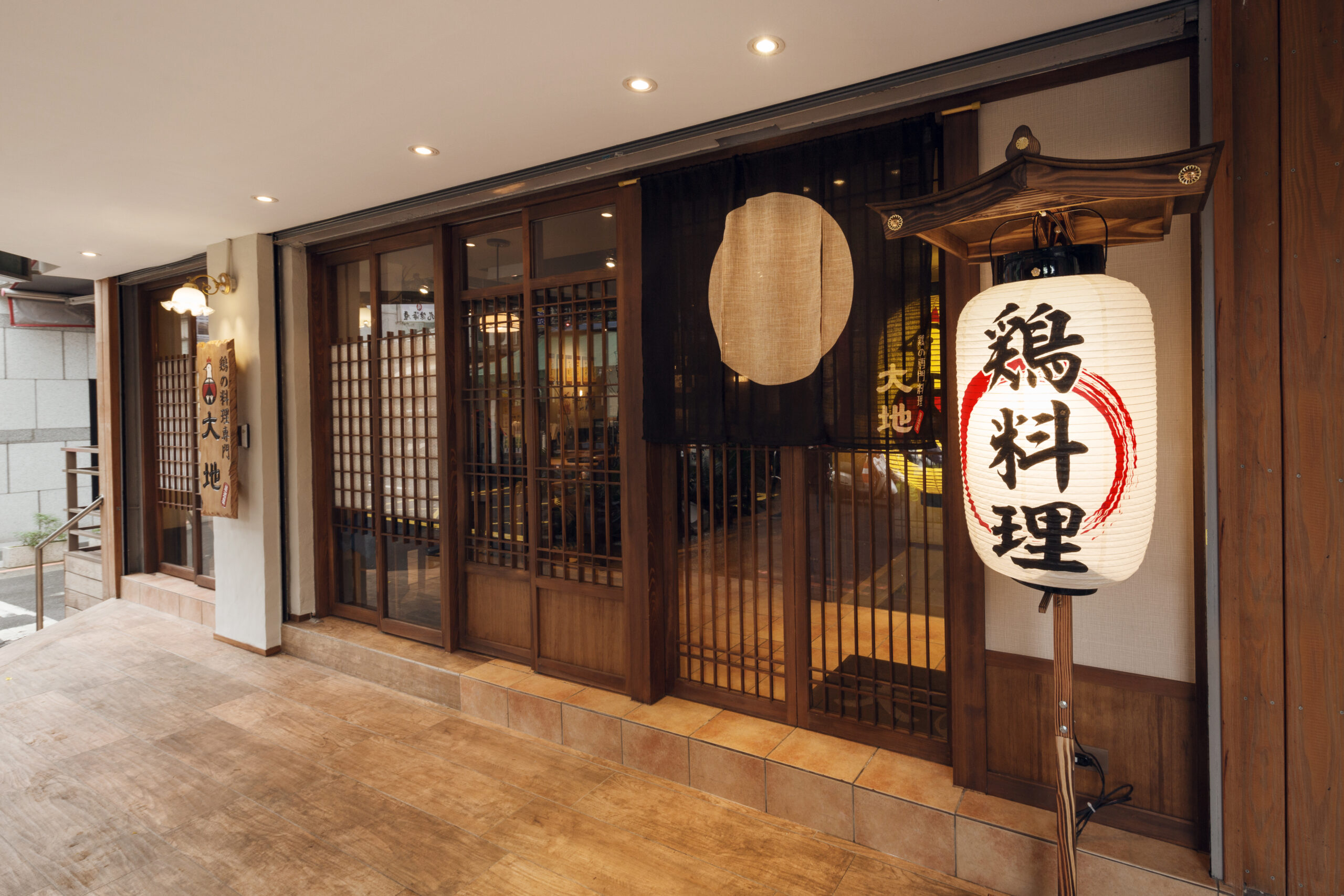 居酒屋の外観と入口サイン|台湾の内装施工事例