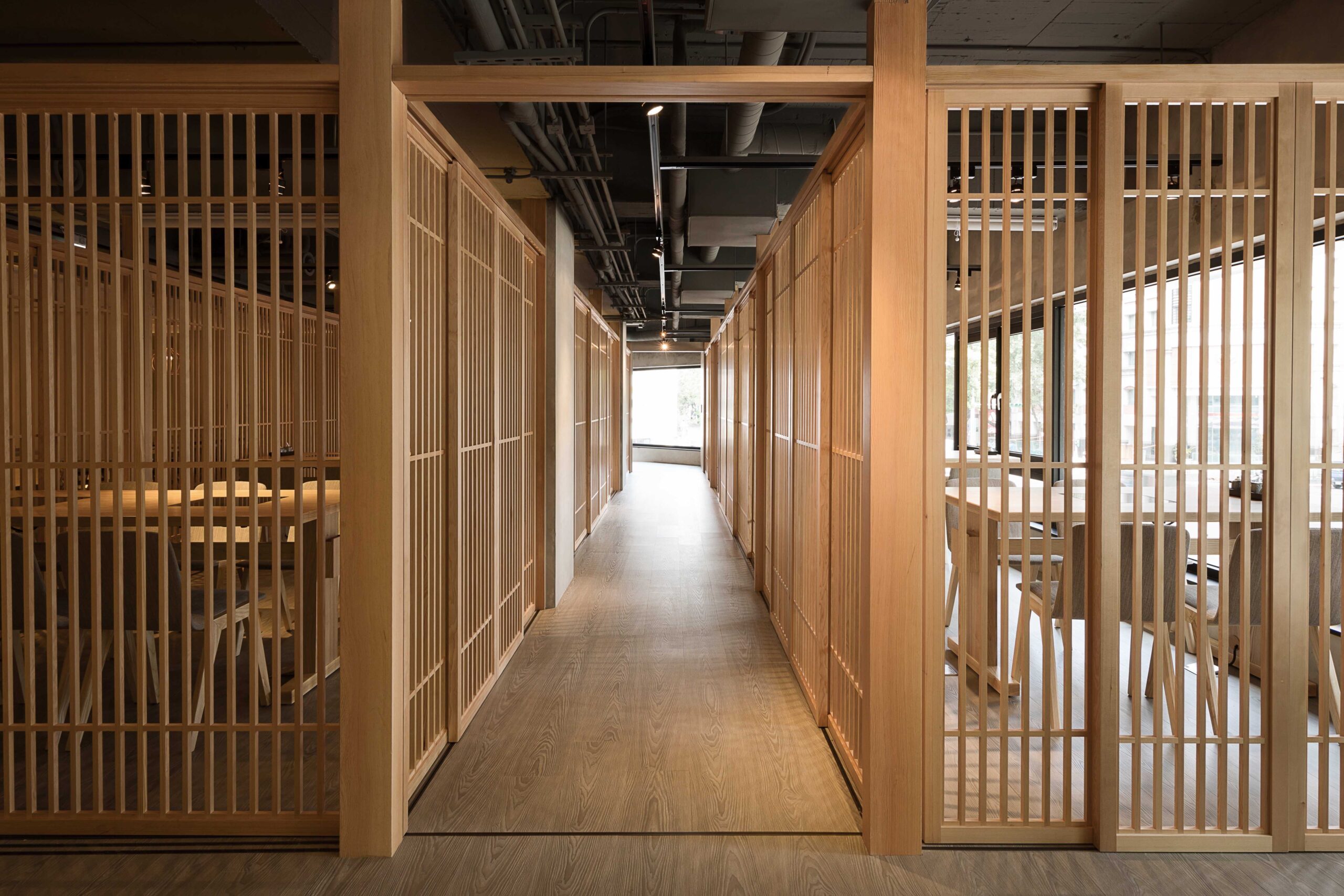 しゃぶしゃぶ店の和モダンな店舗内装 施工事例
