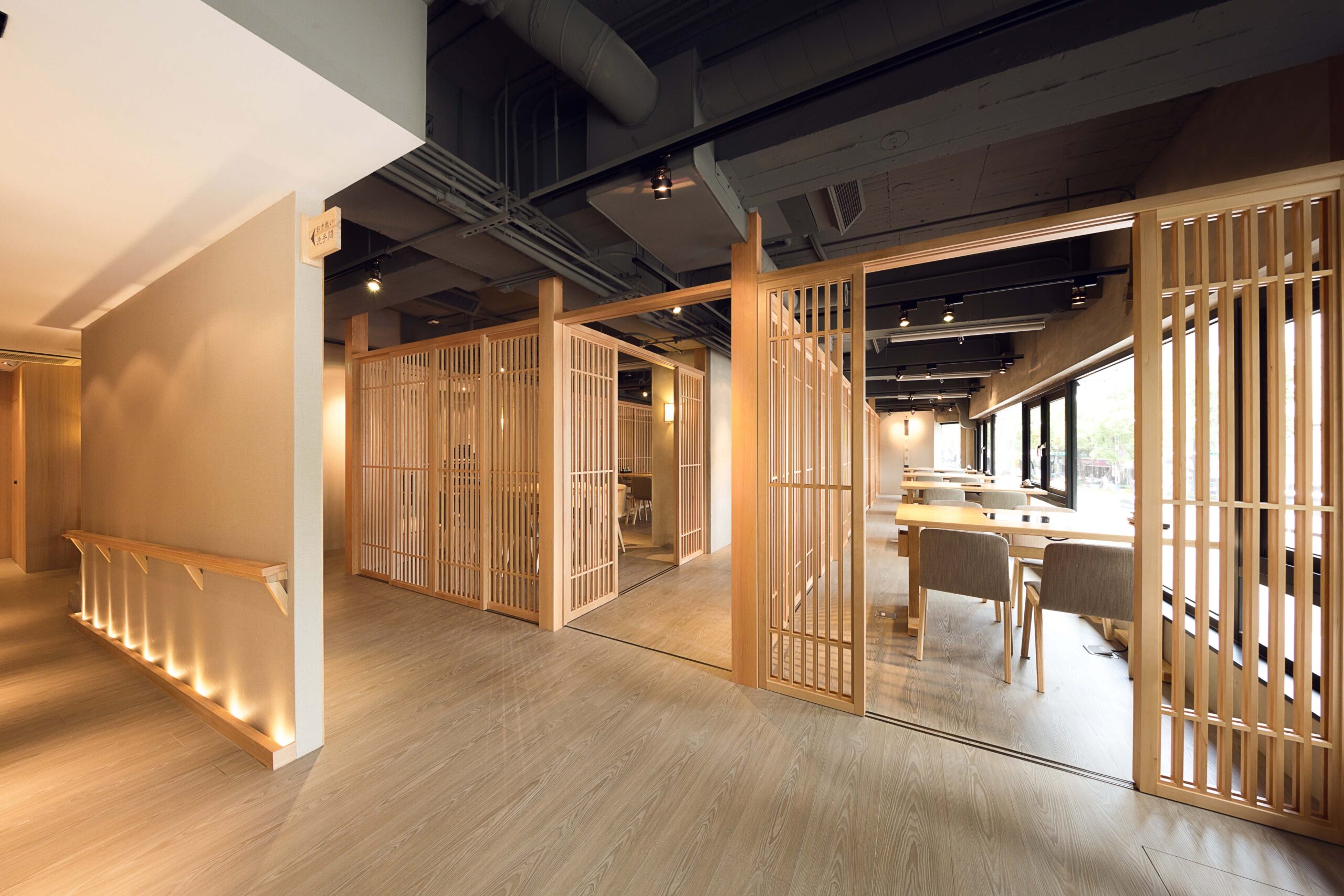 しゃぶしゃぶ店の和モダンな店舗内装 施工事例
