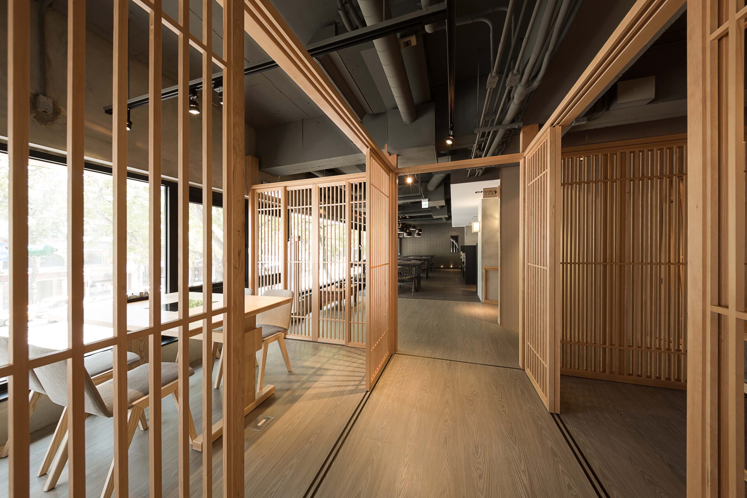 しゃぶしゃぶ店の和モダンな店舗内装 施工事例
