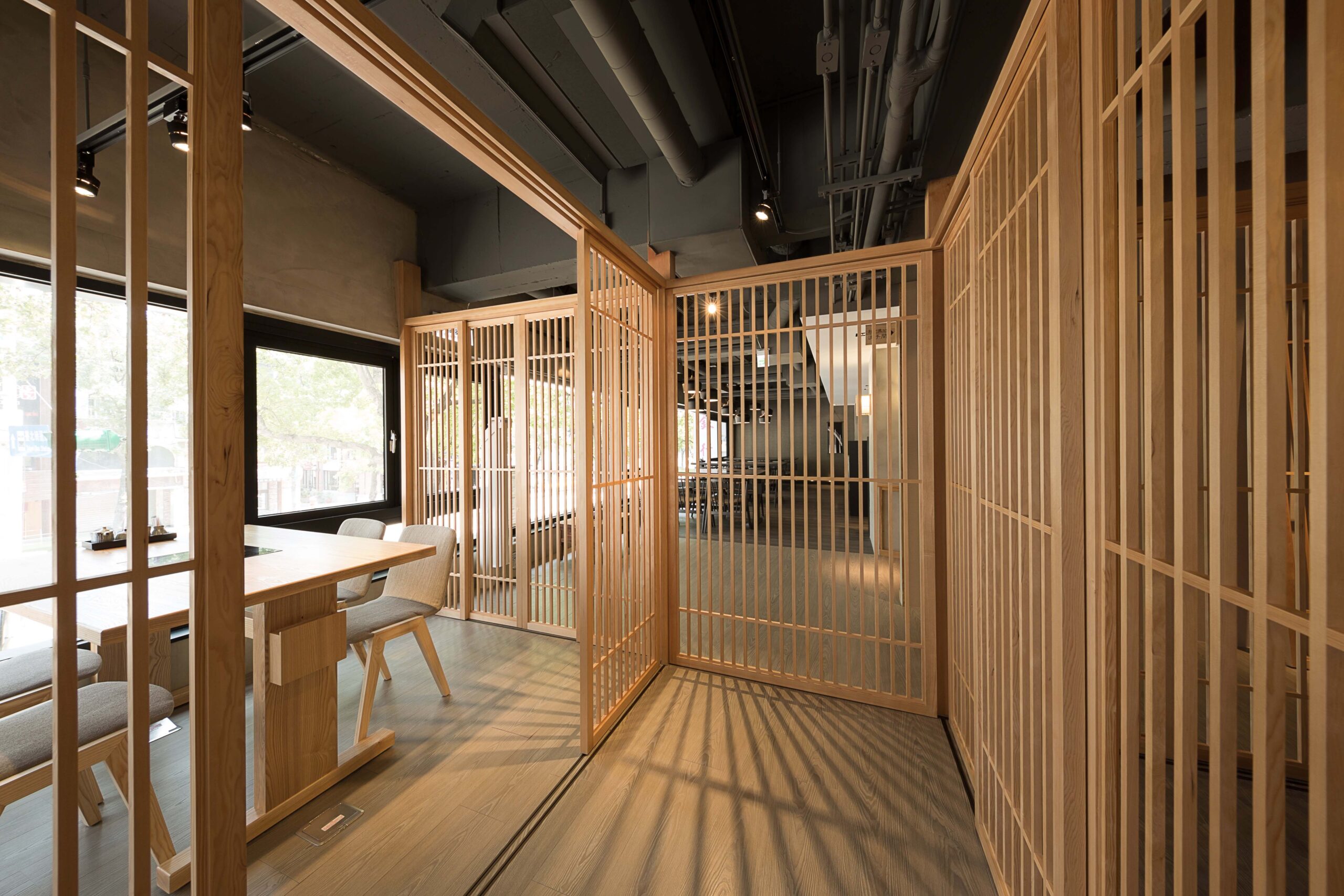 しゃぶしゃぶ店の和モダンな店舗内装 施工事例
