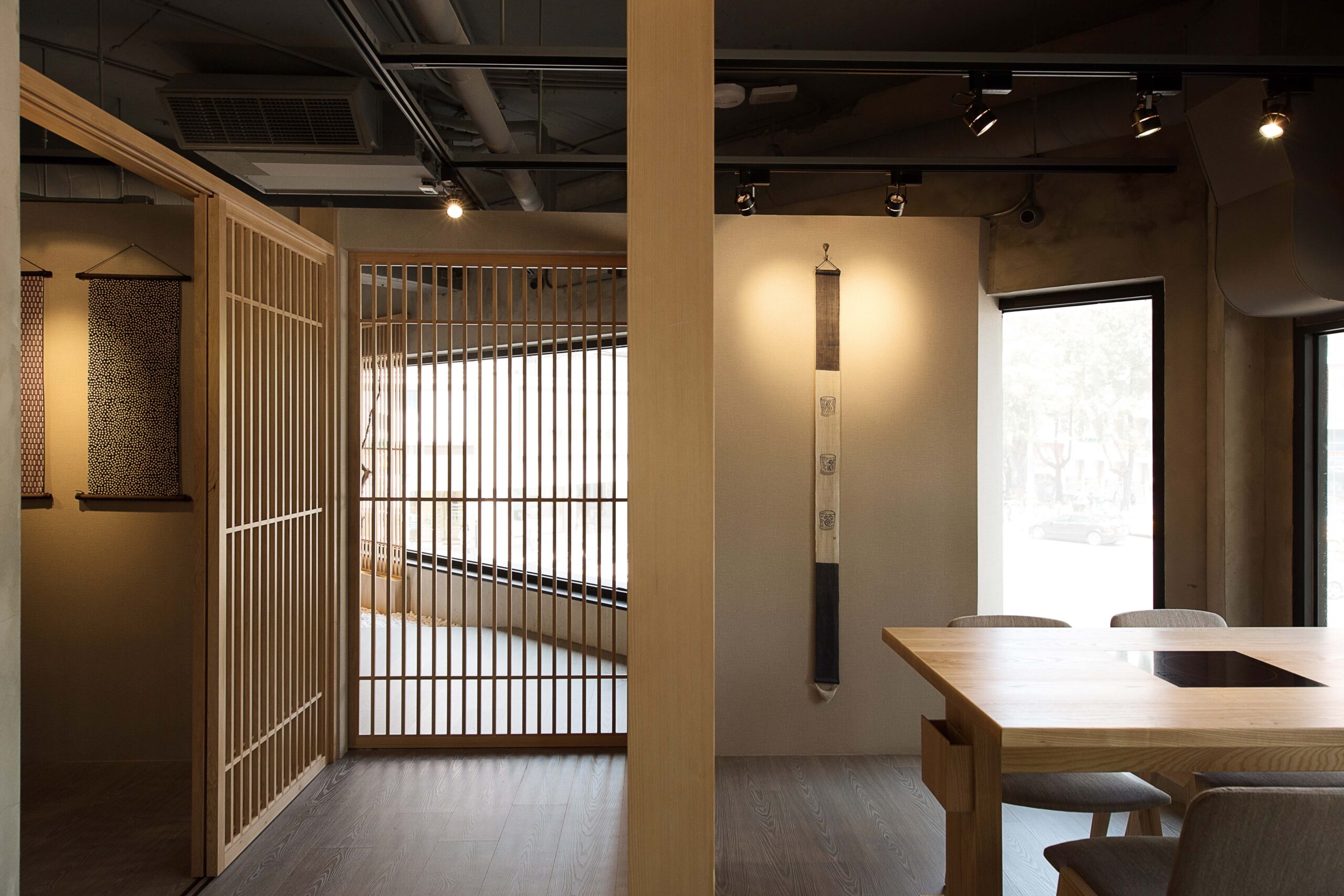 しゃぶしゃぶ店の和モダンな店舗内装 施工事例
