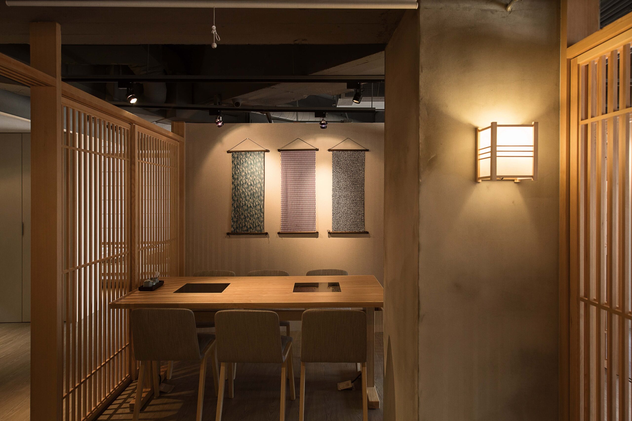 しゃぶしゃぶ店の和モダンな店舗内装 施工事例
