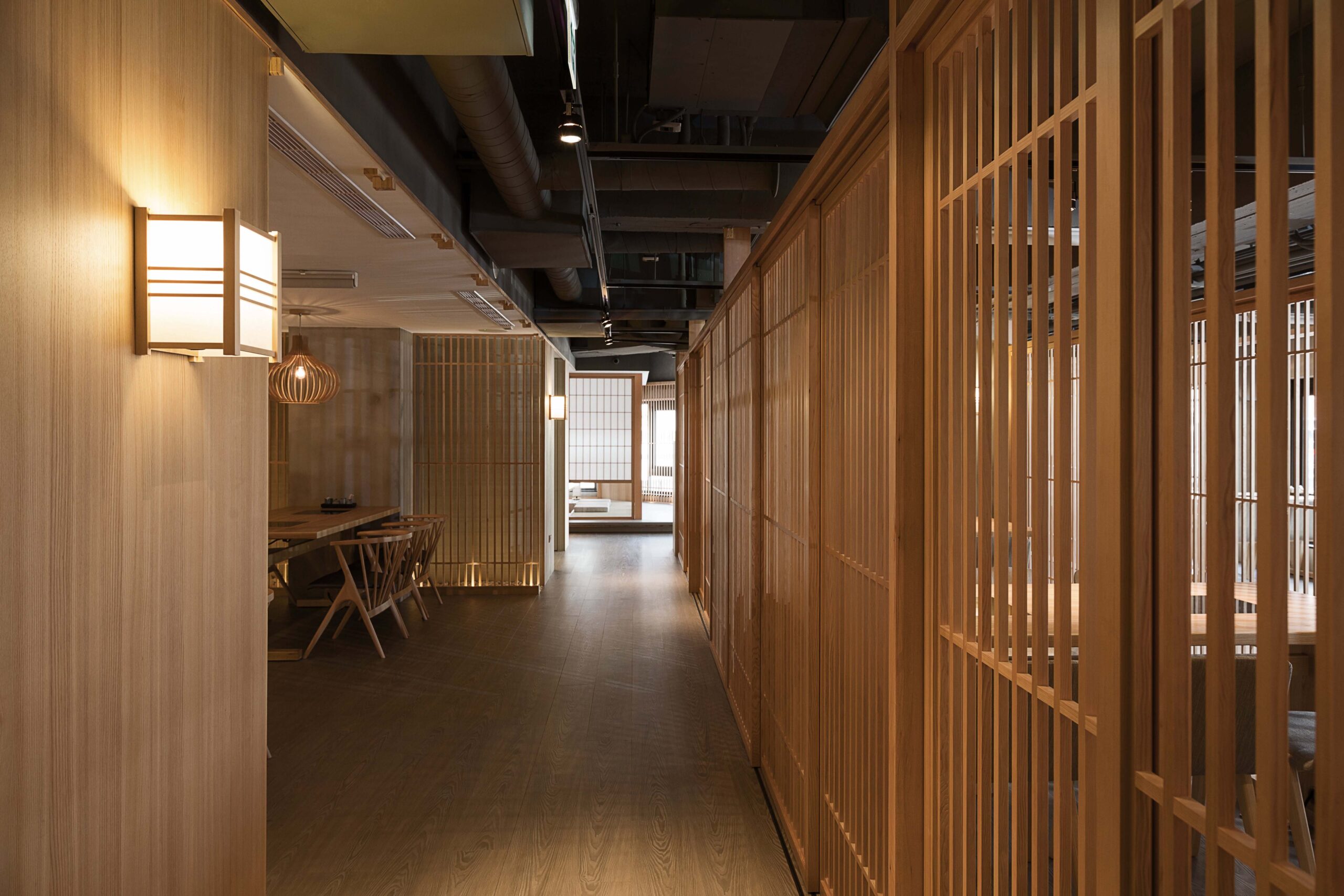 しゃぶしゃぶ店の和モダンな店舗内装 施工事例
