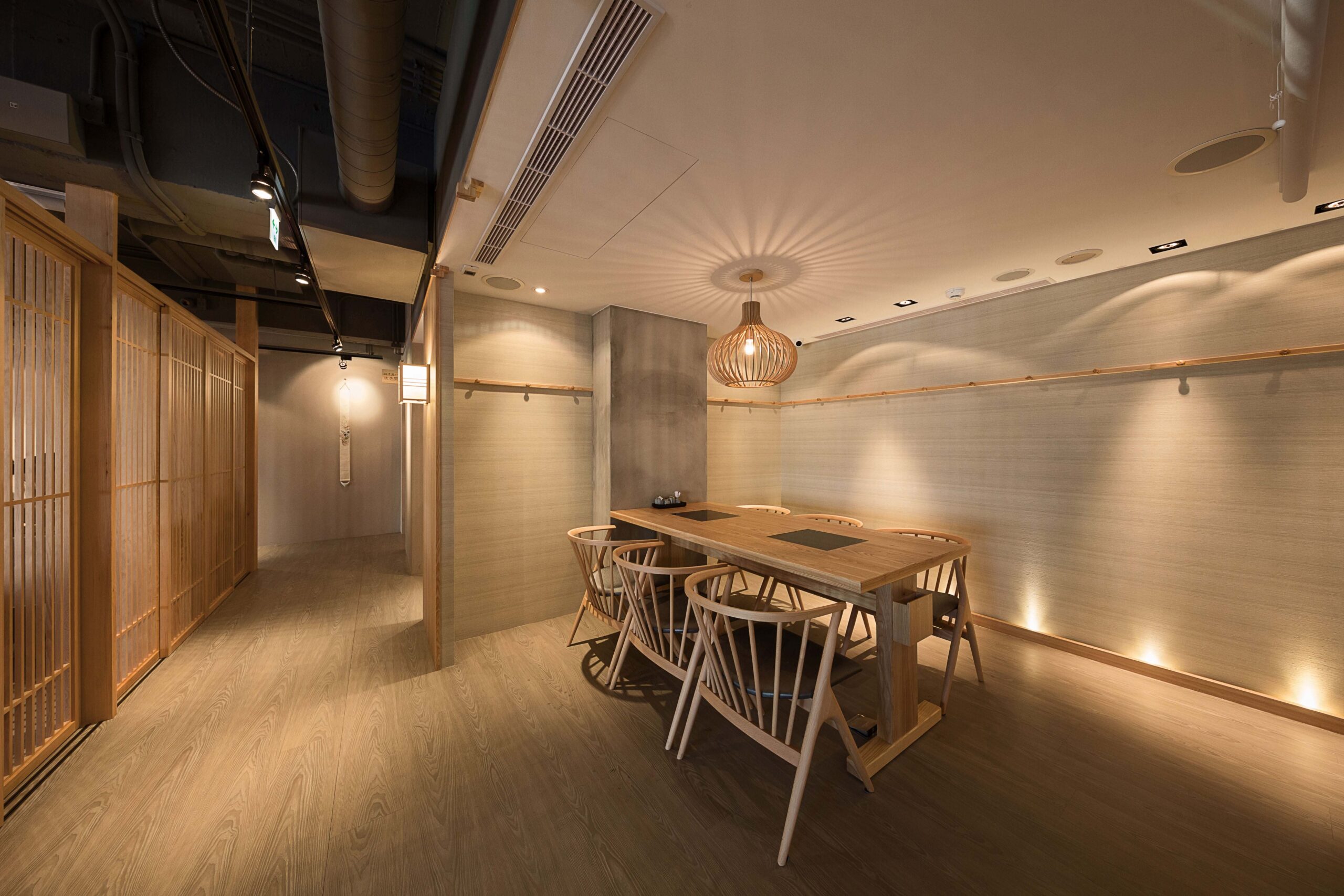 しゃぶしゃぶ店の和モダンな店舗内装 施工事例
