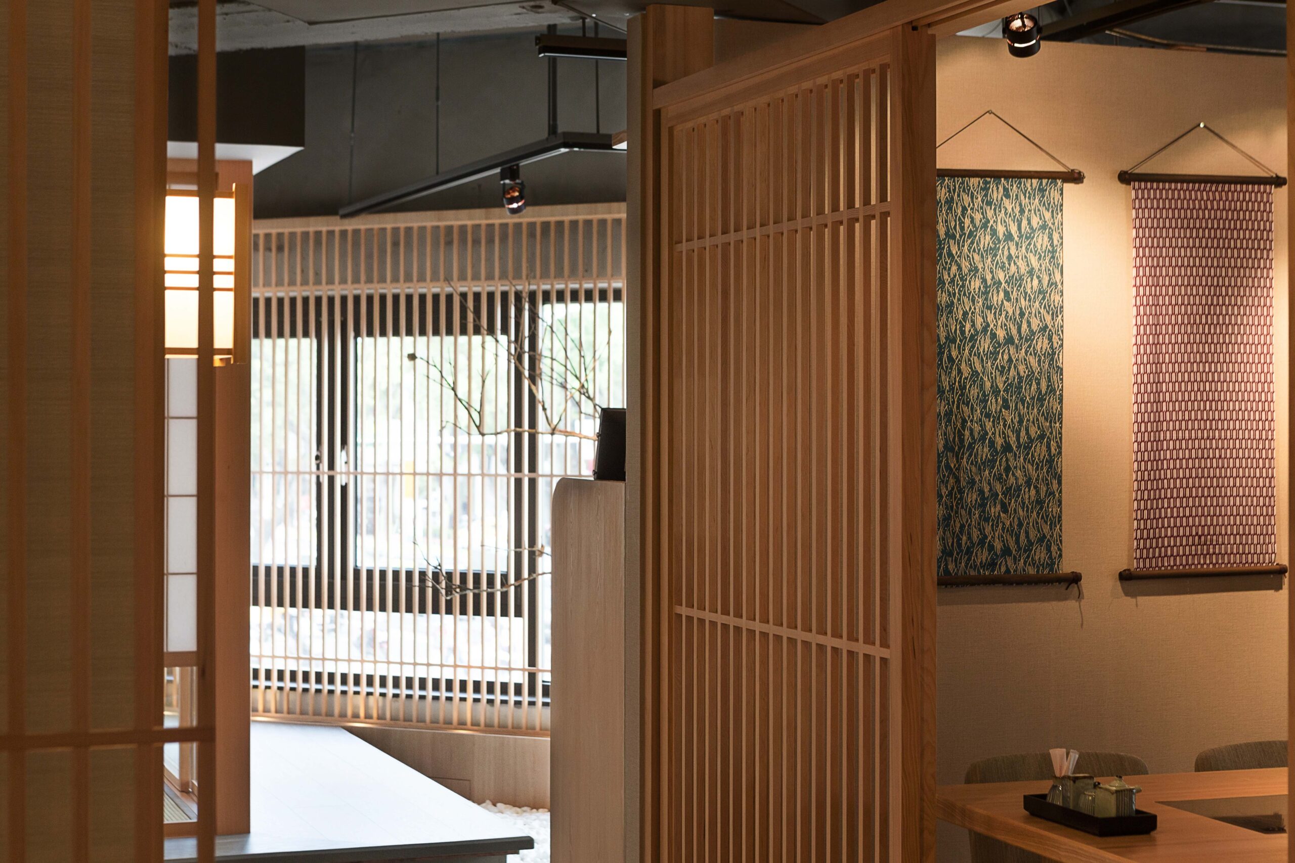 しゃぶしゃぶ店の和モダンな店舗内装 施工事例
