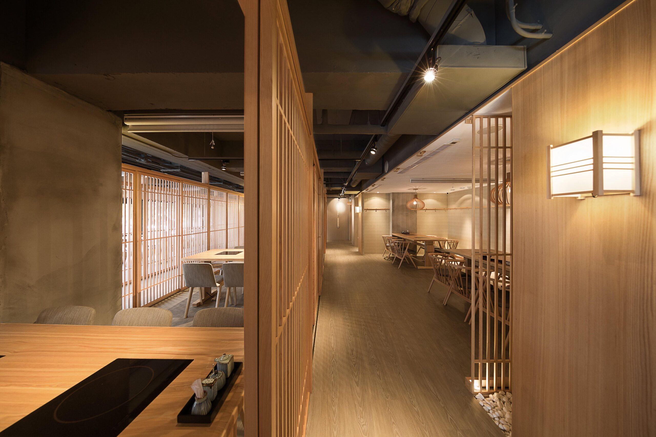 しゃぶしゃぶ店の和モダンな店舗内装 施工事例
