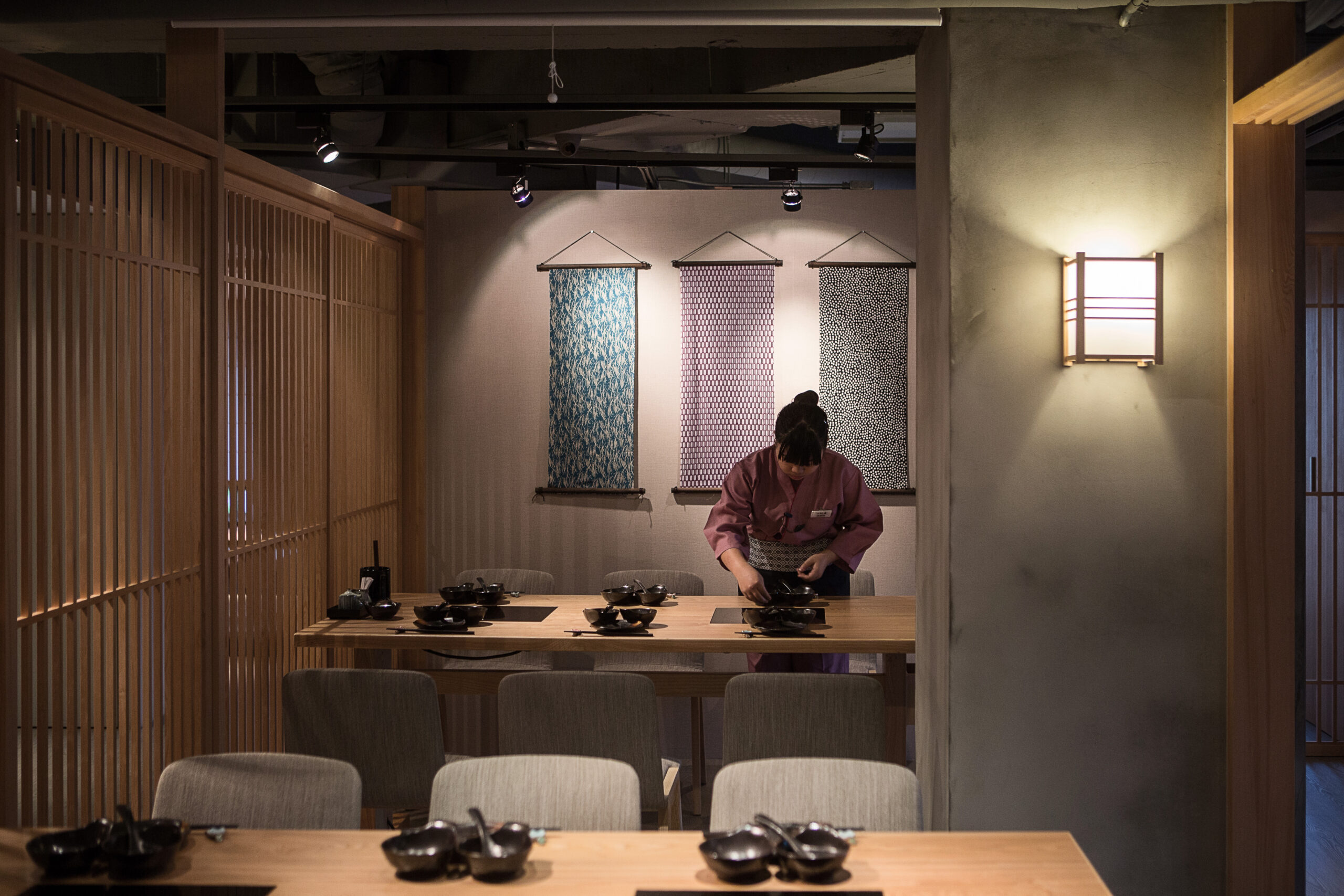 しゃぶしゃぶ店の和モダンな店舗内装 施工事例
