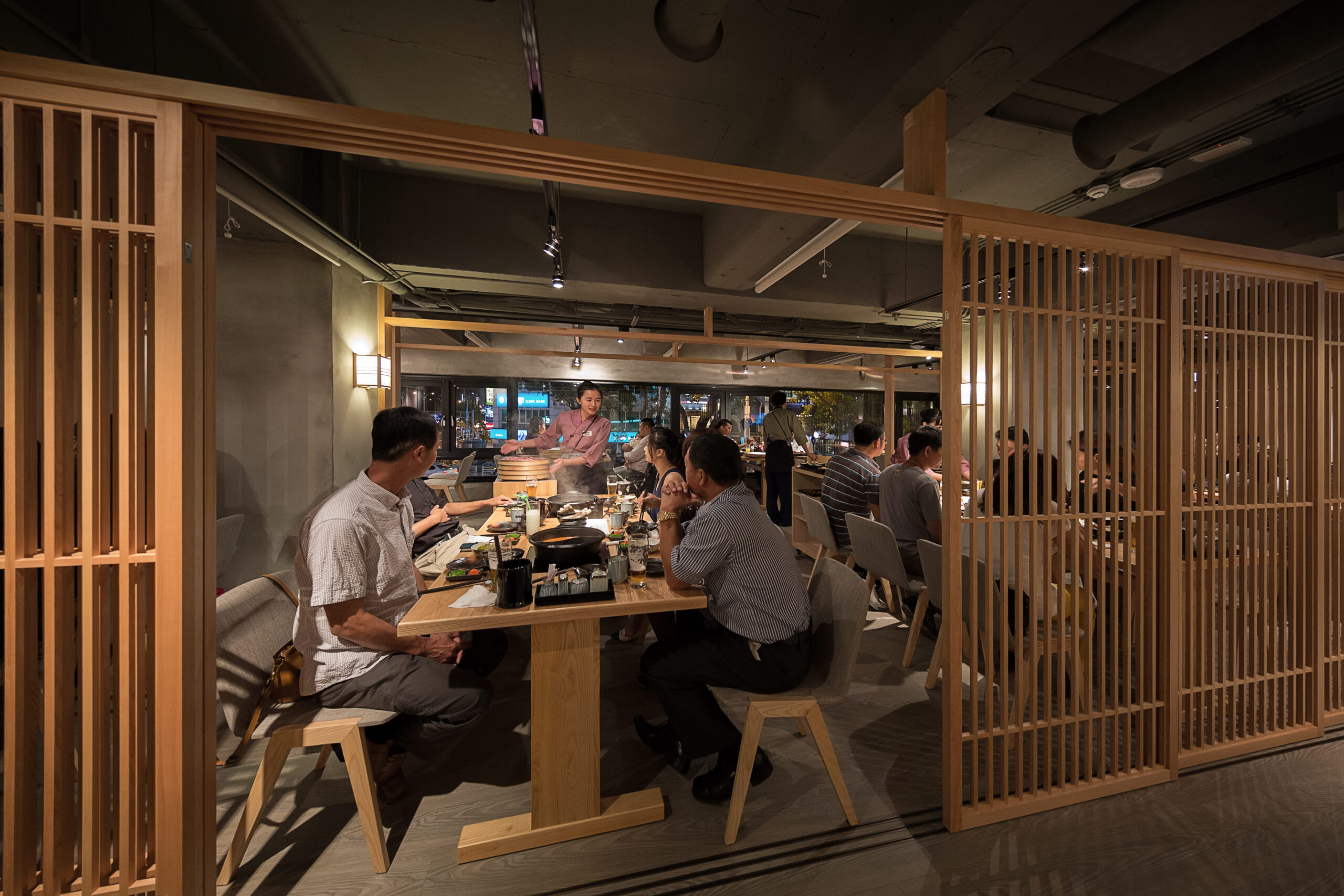 しゃぶしゃぶ店の和モダンな店舗内装 施工事例
