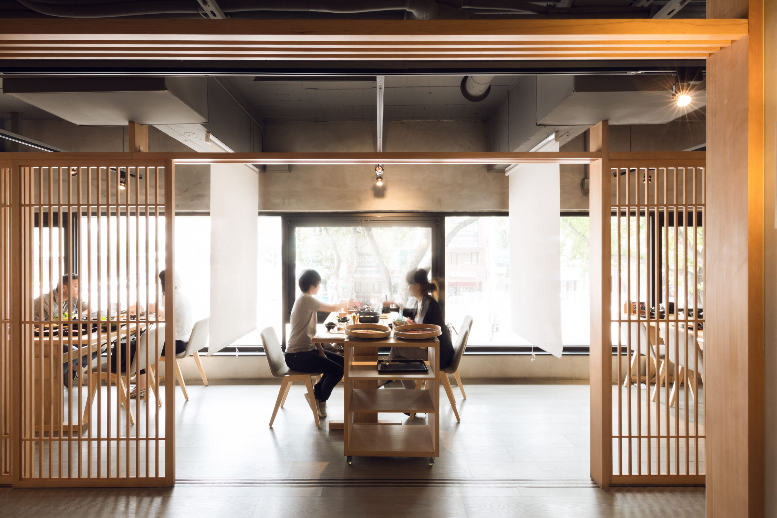 しゃぶしゃぶ店の和モダンな店舗内装 施工事例
