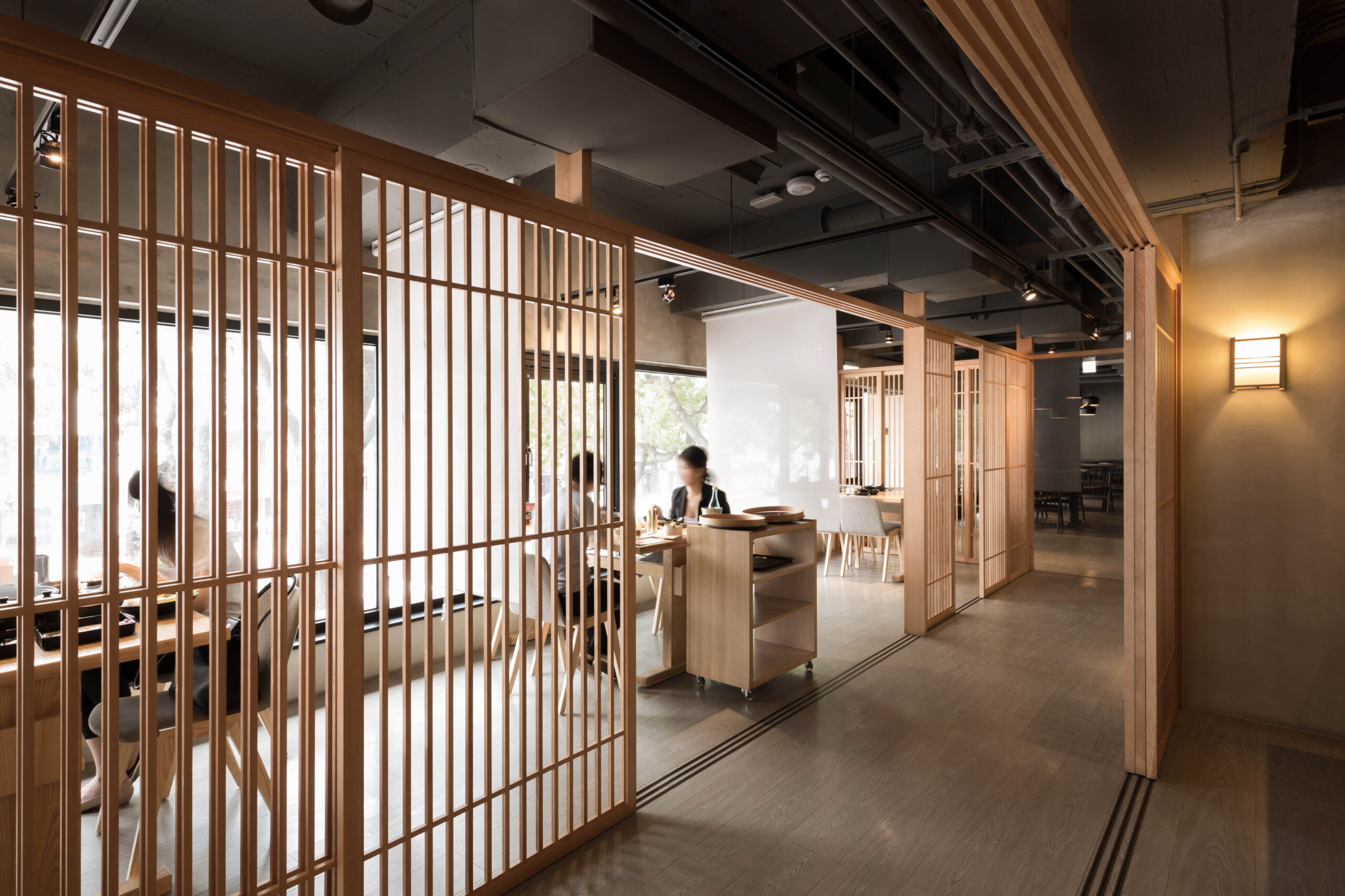 しゃぶしゃぶ店の和モダンな店舗内装 施工事例
