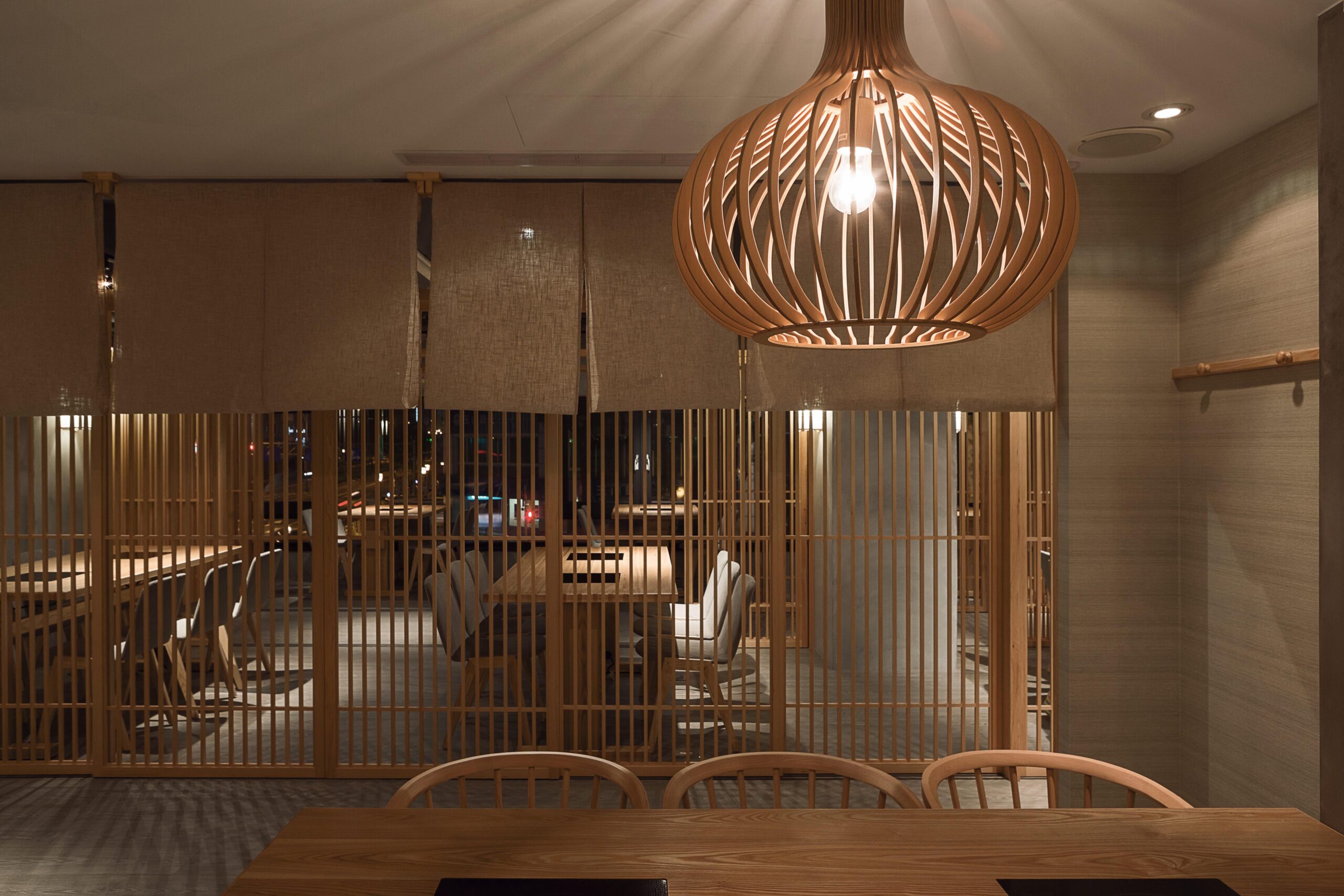 しゃぶしゃぶ店の和モダンな店舗内装 施工事例
